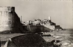 CPA Antibes La Vieille Ville Et Les Remparts