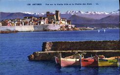 CPA Antibes Vue Sur La Vieille Ville Et La Chaine Des Alpes