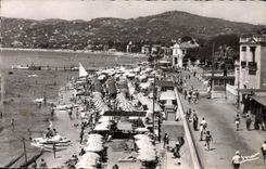CPA Juan Les Pins La Promenade Et La Plage