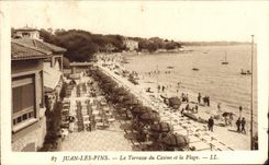 CPA Juan Les Pins La Terrasse Du Casino Et La Plage