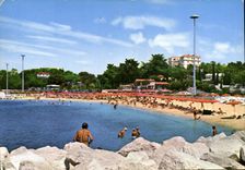 CPSM Juan Les Pins La Plage Des Pecheurs Au Centre La Maison du pêcheur