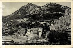 CPA Grenoble Le Monument Aux Morts Le Jardin Des Dauphins Et La Bastille
