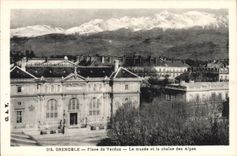 CPA Grenoble Place De Verdun Le Musee Et La Chaine Des Alpes