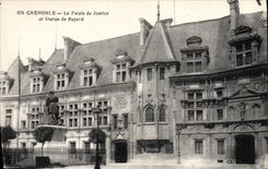CPA Grenoble Le Palais De Justice Et Statue De Bayard