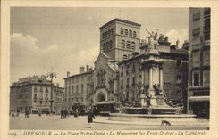 CPA Grenoble La Place Notre Dame Le Monument Des Trois Ordres la cathédrale