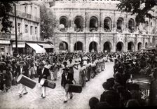 CPSM Nimes Defile Des Tambourinaires Et I'Arlesiennes