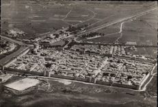 CPSM Aigues Mortes Vue Aerienne Sur La Cite Et Le Salin
