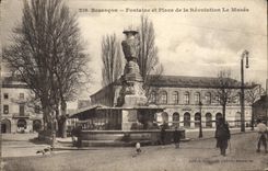 CPA Besancon Fontaine Et Place De la Revolution Le Musee