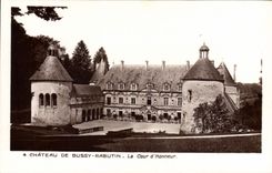 CPA Chateau De Bussy Rabutin La Cour D'Honneur