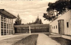 CPA Aix en Provence La Cour d'Honneur Vers le Gymnase 