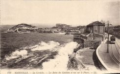 CPA Marseille La Corniche Les Bains des Catalans et vue sur le Pharo 