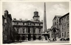 CPA Arles B du R Place de la Republique et l'Obelisque 