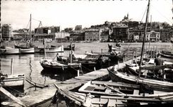 CPA Marseille Un coin du Vieux Port Au fond Notre Dame de la Garde 
