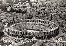 CPSM En Provence Arles Bouches du Rhone Vue aerienne Ensemble des Arenes 