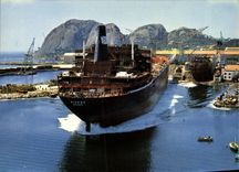 CPSM Lumiere et Beaute de la Cote d'Azur La Ciotat Lancement de Bateau Nivose dans les chantiers de 