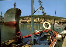 CPSM Lumiere et Beaute de la Cote d'Azur La Ciotat Petrolier aux chantiers Naval 
