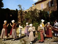 CPSM Folklore Provencal EN Provence devant le Mas jeunes Marseillaises dansant la Fricassee ballet c