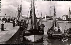 CPA En Normandie Honfleur Calvados Le port et le phare 