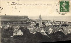 CPA Arromanches Vue generale de la Ville et de la Falaise de Tracy 