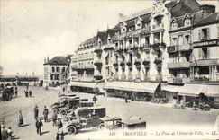 CPA Trouville La Place de l'Hotel de Ville 