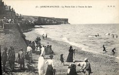 CPA Arromanches La Petite Cale a l'heure du bain 