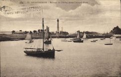 CPA Ouistreham Bateau de Peche dans l'Avant Port 