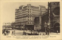 CPA Lyon Le premier Gratte Ciel la Succursale des Grands Magasins 