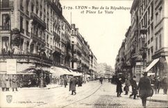 CPA Lyon Rue de la Republique et Place Le Viste 