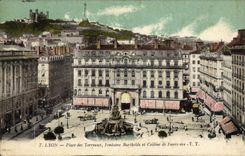 CPA Lyon Place des Terreaux Fontaine Bartholds et Coiline de Fourvere 