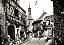 CPSM Bourbon Lancy Thermal S et L La Maison de Bois et le Beffroi 