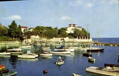 CPA Les sites Merveilleux de la cote d'Azur beaulieu sur mer le port de plaiance au fond la villa Gr