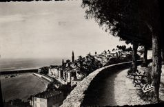 CPA Menton la Vieille ville et la Boulevard de Garavan 