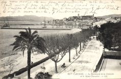 CPA Cannes le boulevard de la Croisette et le Mont Chevalier 