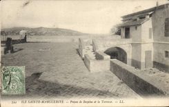 CPA Ile Sainte Marguerite Prison de Bazaine et la Terrasse 