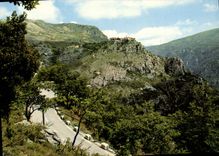 CPSM La Cote d'Azur Gourdon Le Pittoresque village perche au sommet de la montagne 