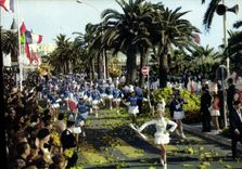 CPSM Cannes La Cote d'Azur Hataille de Fleurs et defile de Majorettes