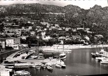 CPSM Beaulieu sur Mer Le Port La Ville Au fond la moyenne corniche