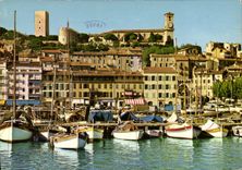 CPSM Cannes Un coin du Port le Quai St Pierre et le Suquet
