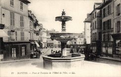 CPA Mantes Place et Fontaine de l'Hotel de Ville