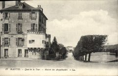 CPA Mantes Quai de la Tour Maison des Arquebusiers