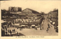 CPA Niort (Deux Sevres) Rue Brisson Halles et Donjon