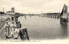 CPA Les Sables D'Olonne Dans les Jetees 
