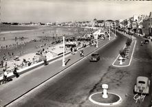 CPSM Les Sables D'Olonne Le Remblai et la Plage 