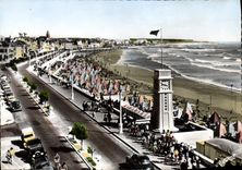 CPA Les Sables D'Olonne La Plage et la nouvelle horloge 