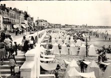 CPA Les Sables D'Olonne La Plage et le Remblai vers les Pins 