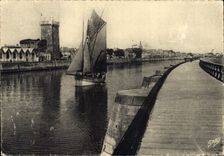 CPSM Les Sables D'Olonne Arrivee d'un Thonier devont la Tour d'Arundel 