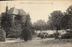 CPA Fresnay sur Sarthe Un coin du Jardin Public 