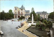 CPSM Le Mans Sarthe Eglise Notre Dame de la Couture prefecture et Monument de la Liberation 