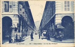 CPA La Savoie Chambery la rue des Portiques 