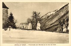 CPA Abbaye de Tamie Promenade des Moines sur le mur en hiver 